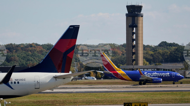 Над 3 милиона пътници в САЩ са били засегнати от нарушен въздушeн трафик след спирането на работата на правителството, казаха авиопревозвачи