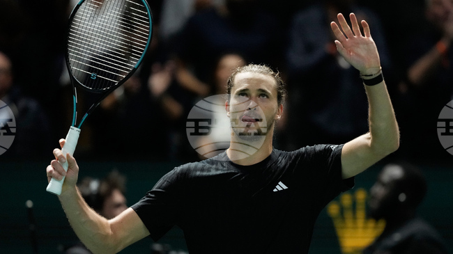 Действащият шампион Александър Зверев отрази две разигравания за мача и победи Даниил Медведев на четвъртфиналите на турнира по тенис за мъже в Париж