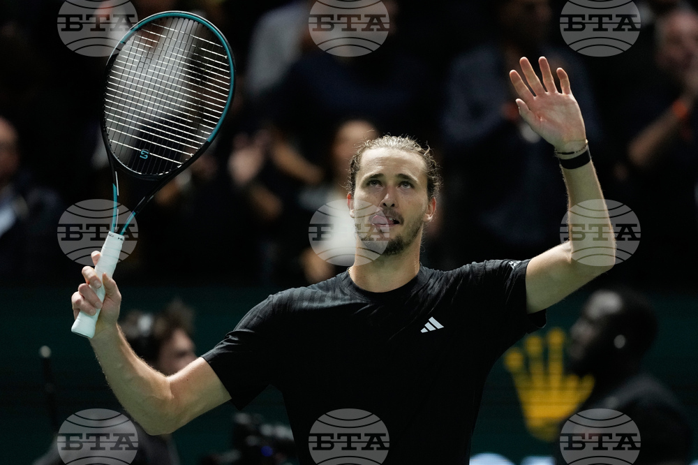 Действащият шампион Александър Зверев отрази две разигравания за мача и победи Даниил Медведев на четвъртфиналите на турнира по тенис за мъже в Париж