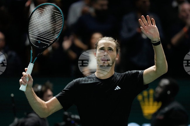 Действащият шампион Александър Зверев отрази две разигравания за мача и победи Даниил Медведев на четвъртфиналите на турнира по тенис за мъже в Париж