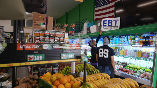 Съдилища разпоредиха на правителството на Тръмп да продължи финансирането на програмата за хранителни помощи 