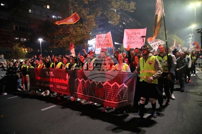 Северният сръбски град Нови Сад посрещна хиляди студенти и граждани за годишнината от трагедията на местната жп гара