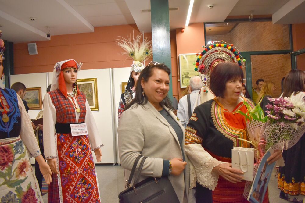 Община Разград: С две изложби и концерт продължиха инициативите, посветени на Деня на народните будители