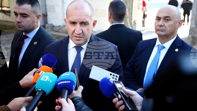 Хората настояват навсякъде, каза президентът Румен Радев в отговор на въпрос дали ще направи собствена партия