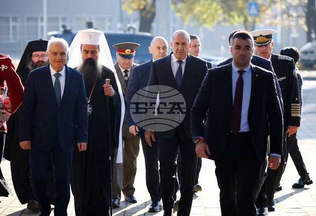 Управляващите посрещнаха с фанфари конвергентния доклад, но с мълчание и свити платна срока за внасяне на бюджета, каза президентът Румен Радев