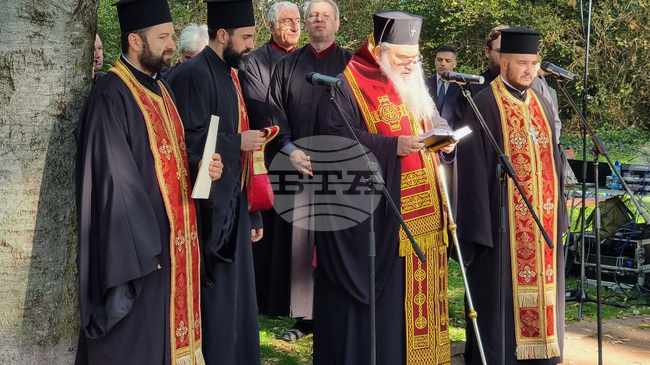 Денят на будителите е празненство на свободния и просветлен български дух, каза Варненският митрополит Йоан