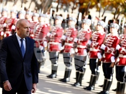 Церемония по издигане на националния флаг