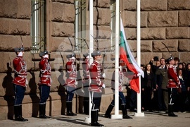 Церемония по издигане на националния флаг