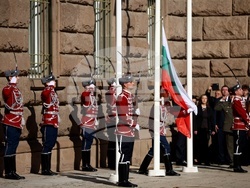 Церемония по издигане на националния флаг