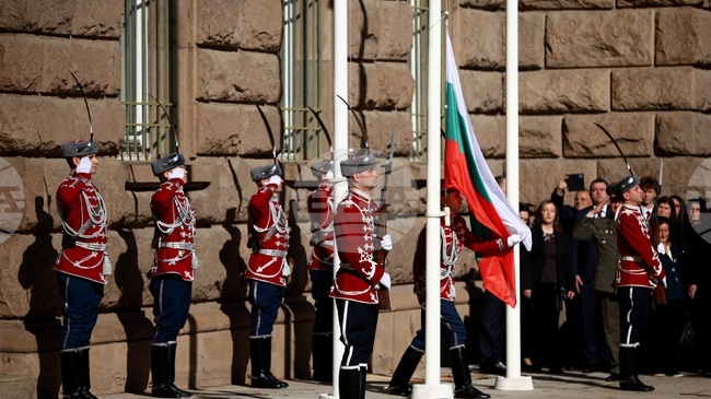 С призив да продължим и днес делото на народните будители политиците поздравиха българите за 1 ноември 