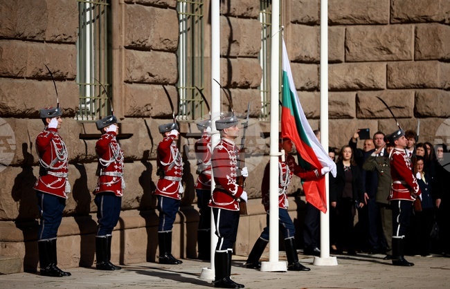 С призив да продължим и днес делото на народните будители политиците поздравиха българите за 1 ноември 