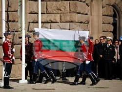 Церемония по издигане на националния флаг