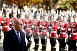 Церемония по издигане на националния флаг