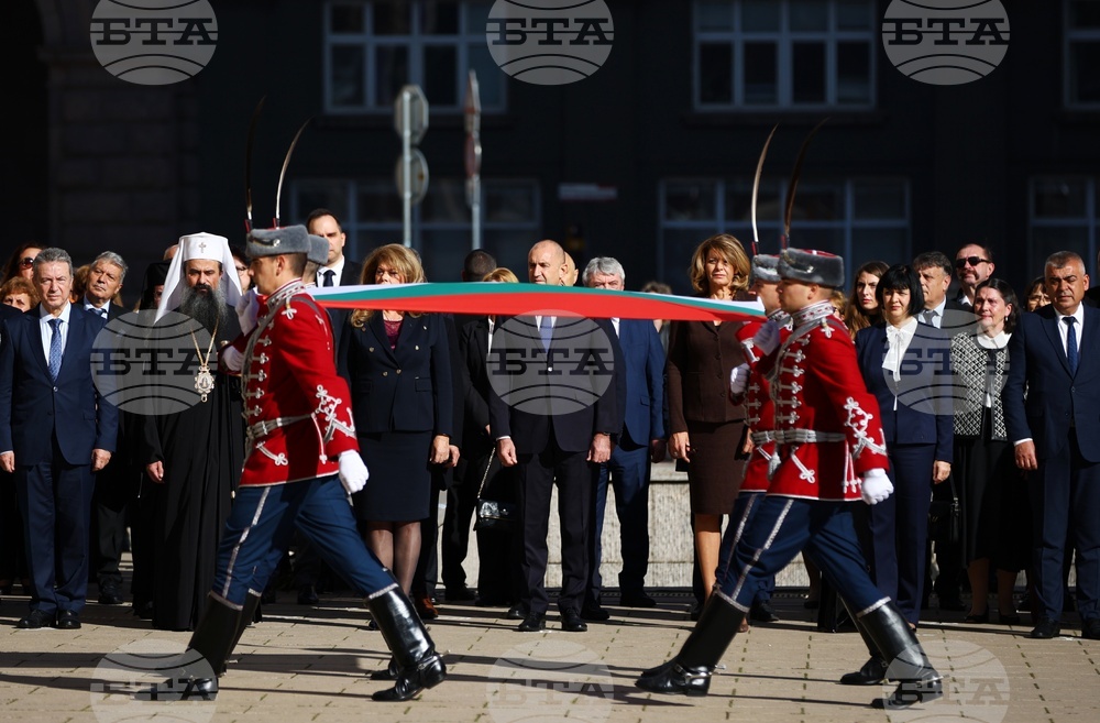 Церемония по издигане на националния флаг