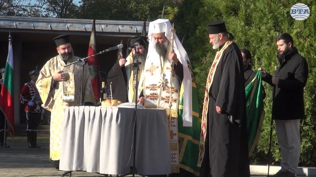 Със заупокойна панихида и поднасяне на венци и цветя в София беше отдадена почит пред паметта на загиналите военнослужещи