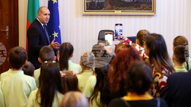 В Деня на народните будители български граждани и чужденци посетиха Администрацията на президента