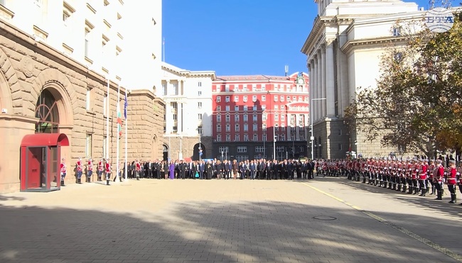 Националният флаг беше издигнат пред сградата на президентската институция по случай Деня на народните будители