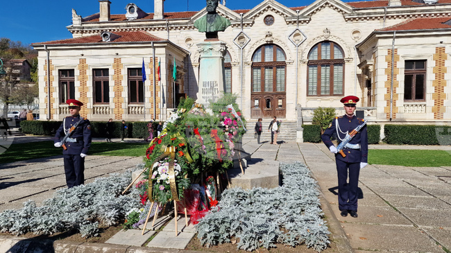 Денят на народните будители бе отбелязан в Шумен с военен ритуал, празнична програма и поднасяне на цветя и венци