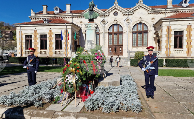 Денят на народните будители бе отбелязан в Шумен с военен ритуал, празнична програма и поднасяне на цветя и венци