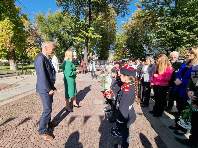 Има нужда да ограничим използването на мобилни телефони не само в училище, но и у дома, според министъра на образованието