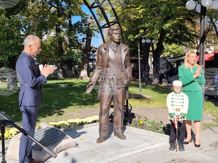 Monument to Former National Enlightenment Minister Stoyan Omarchevski Unveiled in Nova Zagora