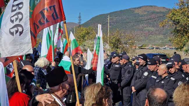 Граждани протестираха срещу въвеждането на еврото на входа на град Гурково 