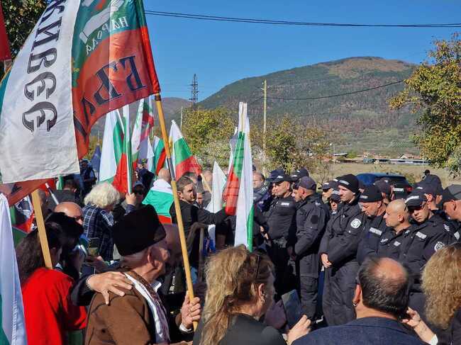 Граждани протестират срещу въвеждането на еврото на входа на град Гурково 