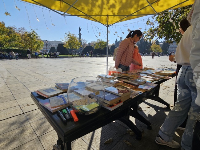 Книги с послания разменяха младежи за Деня на народните будители в Русе