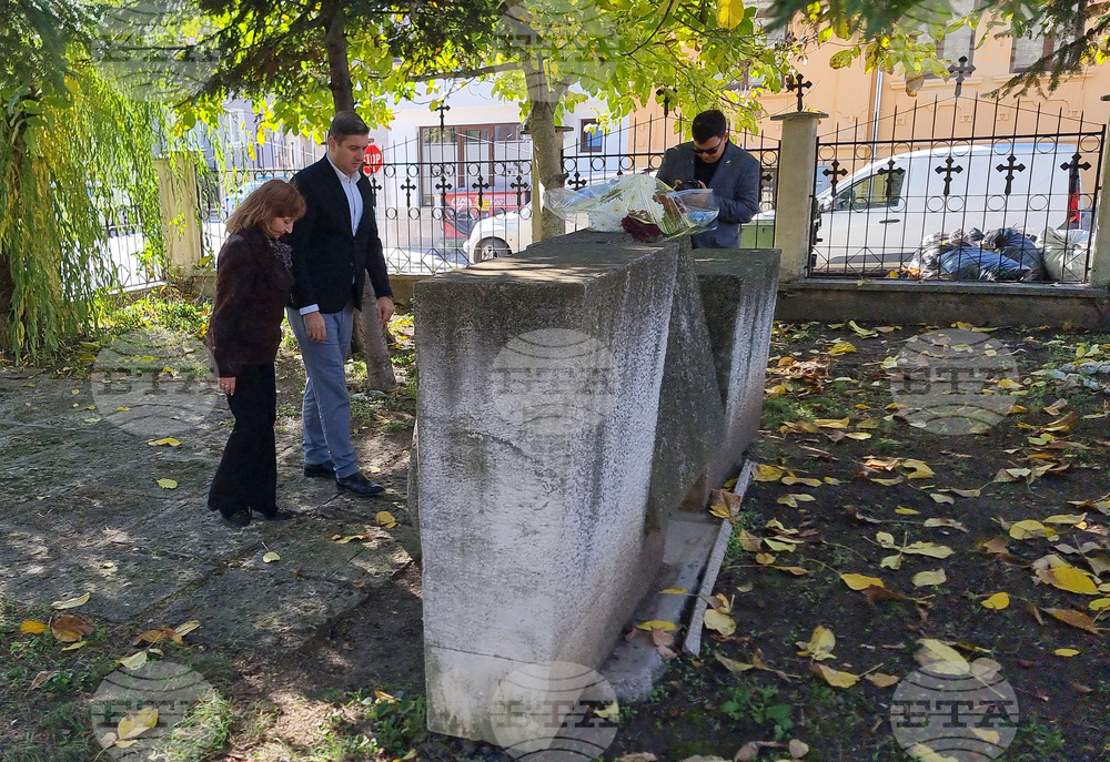 С празничен водосвет и поднасяне на цветя пред паметната плоча на първото училище в Добрич бе отбелязан Денят на народните будители