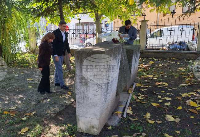 С празничен водосвет и поднасяне на цветя пред паметната плоча на първото училище в Добрич бе отбелязан Денят на народните будители