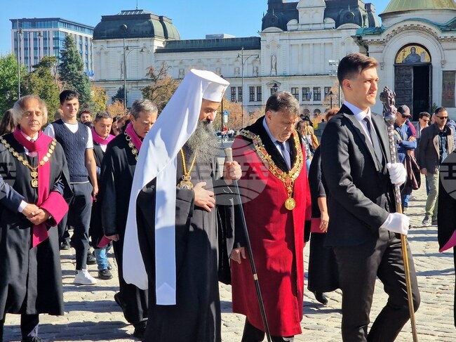 Патриарх Даниил и ректорът на Софийския университет проф. Вълчев оглавиха шествие за Деня на народните будители