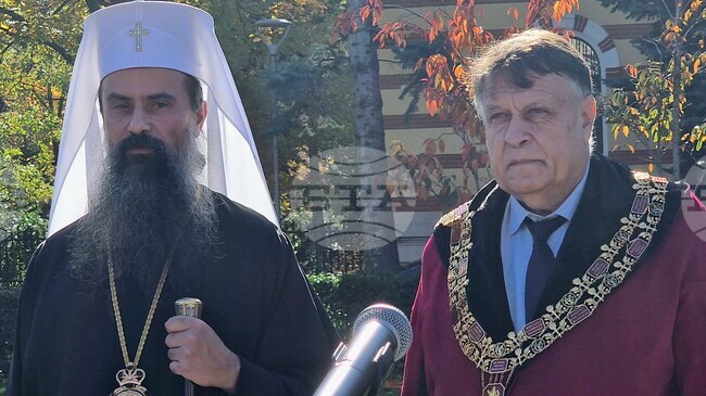 На днешния празник изразяваме своята почит към всички българи, които в своето време будеха съвестта на народа ни, каза патриарх Даниил