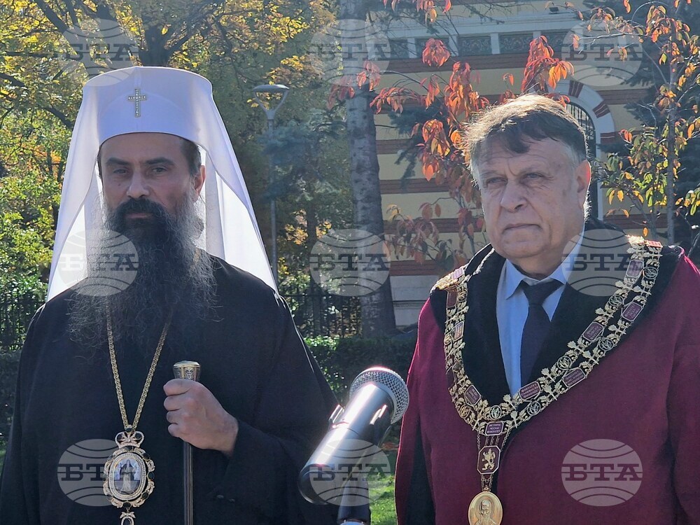 На днешния празник изразяваме своята почит към всички българи, които в своето време будеха съвестта на народа ни, каза патриарх Даниил