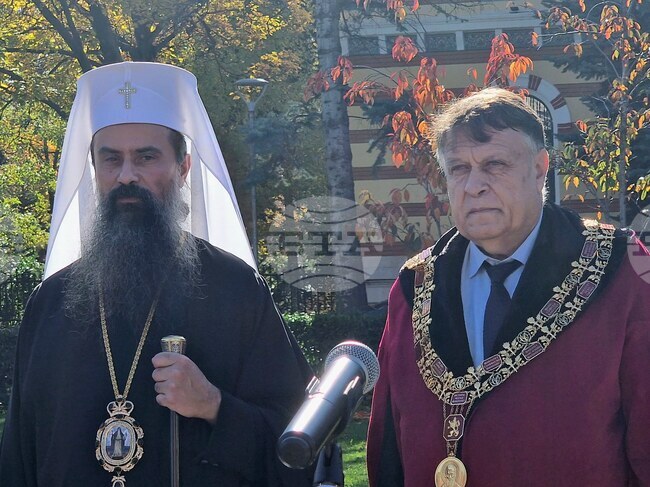 На днешния празник изразяваме своята почит към всички българи, които в своето време будеха съвестта на народа ни, каза патриарх Даниил