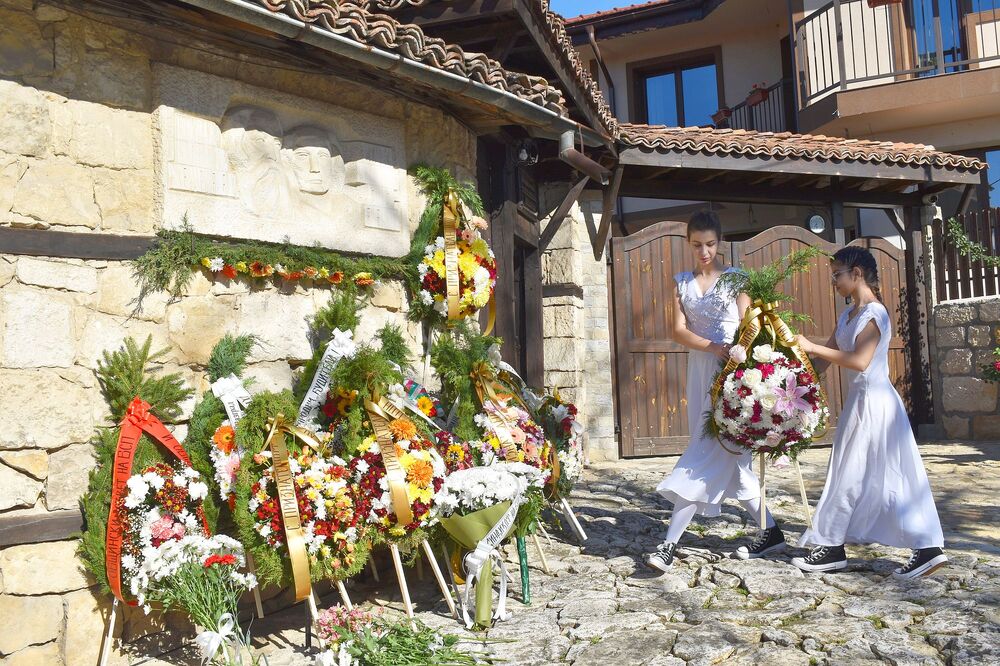 Община Разград: Стихове на Иван Вазов прозвучаха пред къщата музей на Станка и Никола Икономови, празничните прояви за Деня на народните будители завършиха с поднасяне на венци и цветя пред паметната плоча