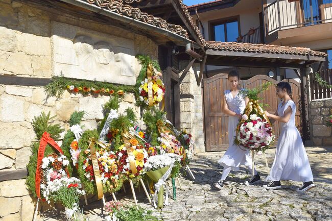 Община Разград: Стихове на Иван Вазов прозвучаха пред къщата музей на Станка и Никола Икономови, празничните прояви за Деня на народните будители завършиха с поднасяне на венци и цветя пред паметната плоча