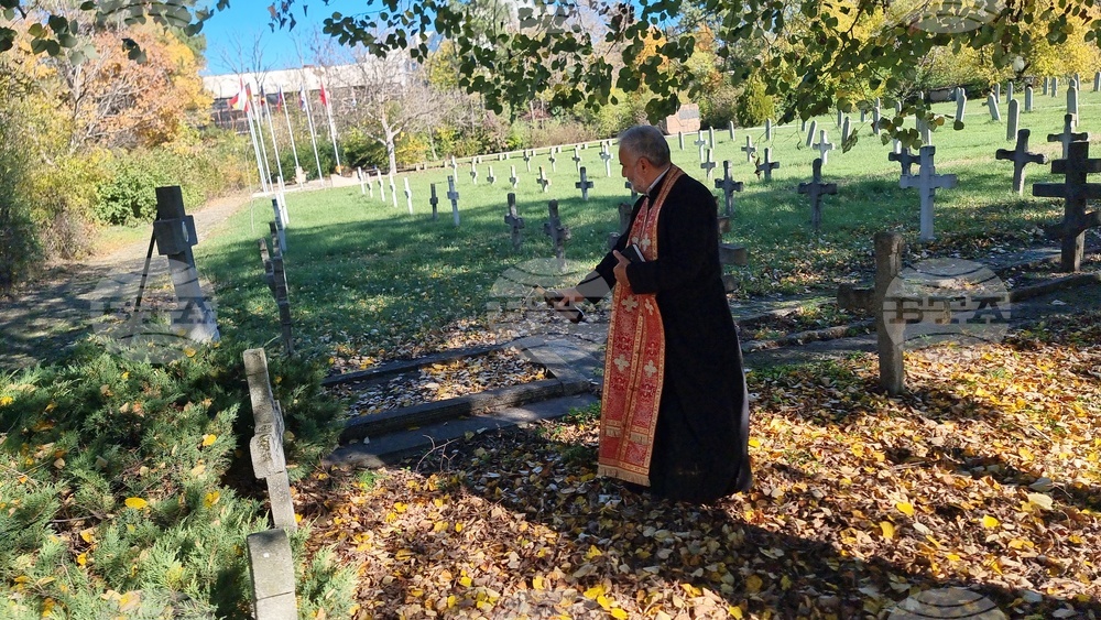 Добрич - панихида - Военно гробище-музей
