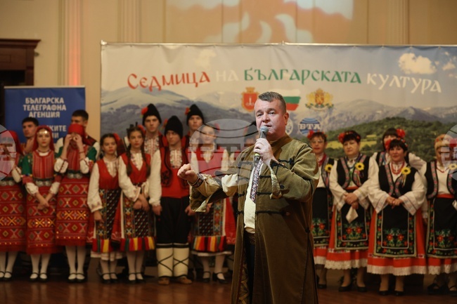 С голям концерт и посещение в пресклуба на БТА в Одеса българският изпълнител Илия Луков поздрави бесарабските българи по случай Деня на будителите