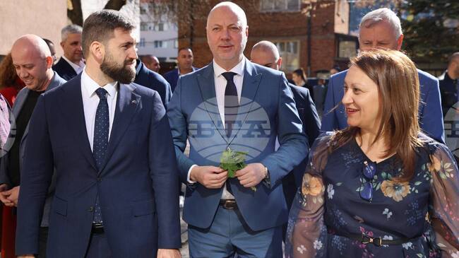 В Деня на народните будители министър-председателят Росен Желязков откри обновени кабинети в училище в Разлог