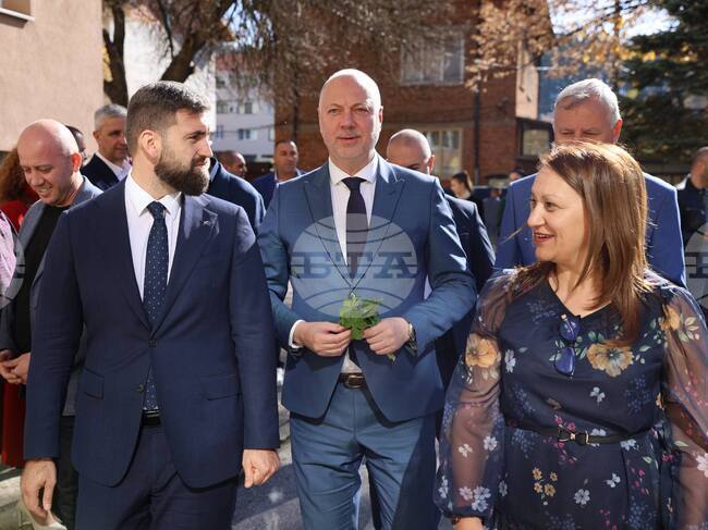 В Деня на народните будители министър-председателят Росен Желязков откри обновени кабинети в училище в Разлог