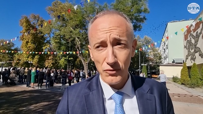 Има нужда да ограничим използването на мобилни телефони не само в училище, но и у дома, заяви министърът на образованието