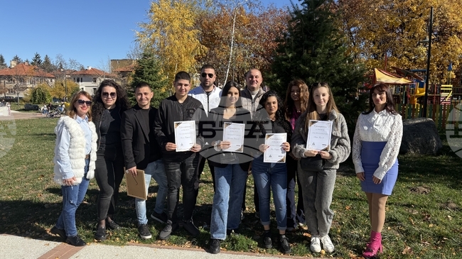 Ученици от бяха отличени за участието си в конкурс, посветен на издирването на цитати, мисли и откъси за град Самоков