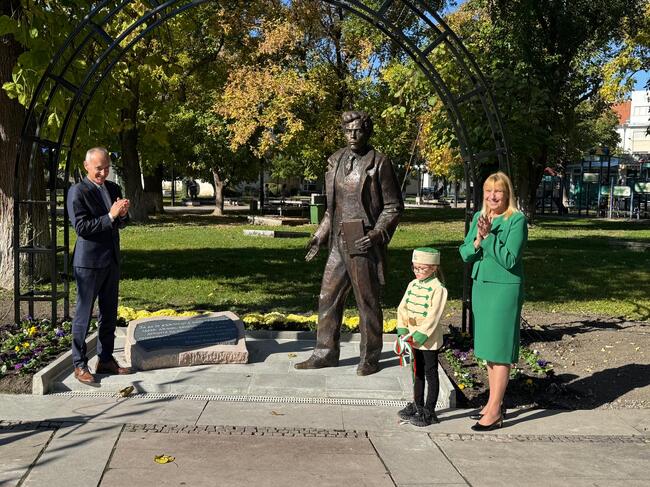 Министър Вълчев откри първия в България паметник на Стоян Омарчевски