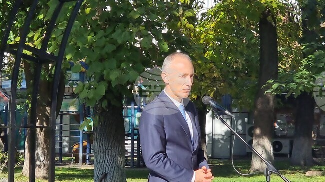 Първи клас може да се повтаря при незнание на български език, каза в Нова Загора министърът на образованието