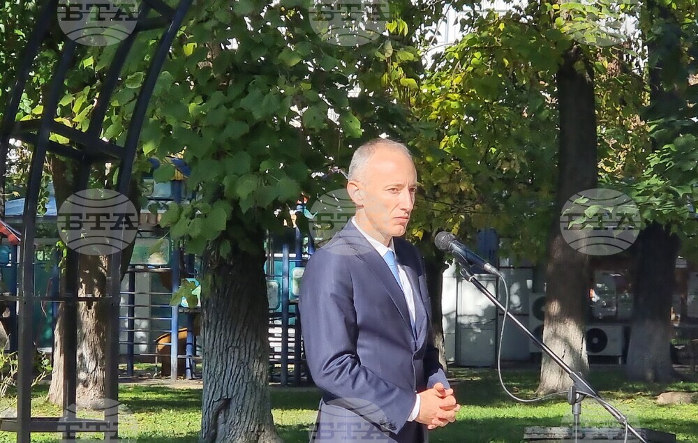 Първи клас може да се повтаря при незнание на български език, каза в Нова Загора министърът на образованието