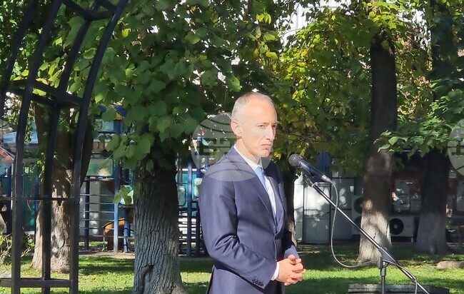 Първи клас може да се повтаря при незнание на български език, каза в Нова Загора министърът на образованието