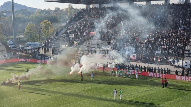 Пловдивското футболно дерби между Локомотив и Ботев бе прекратено, след като вратарят на "канарчетата" Даниел Наумов бе уцелен в главата
