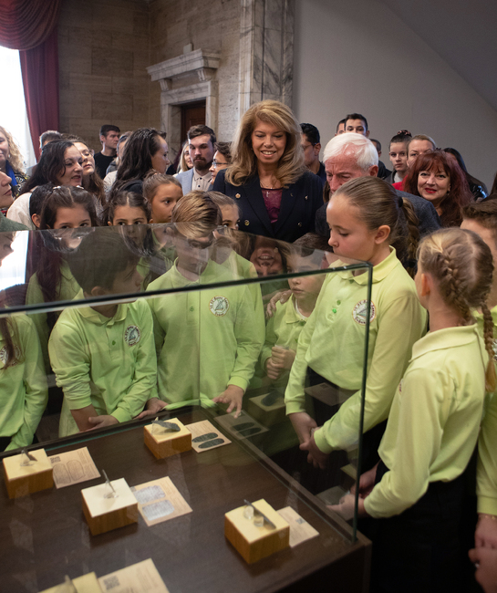 По инициатива на вицепрезидента Илияна Йотова президентската институция представи изложба за покръстването, глаголицата и кирилицата