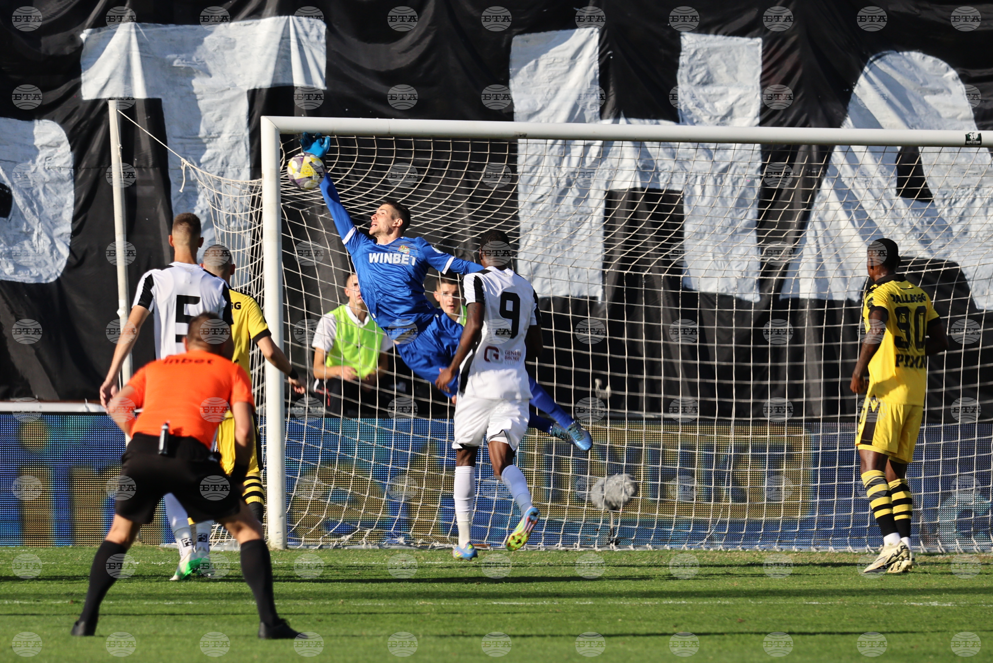 От Ботев (Пловдив) подкрепиха своя вратар Даниел Наумов след инцидента с него в градското дерби с Локомотив