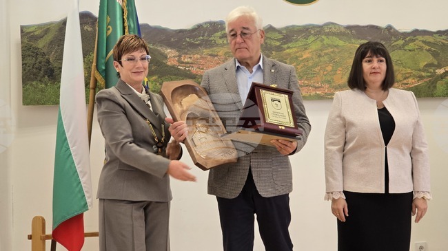 На тържествена сесия на Общинския съвет беше връчено официално отличието на почетния гражданин на Тетевен
